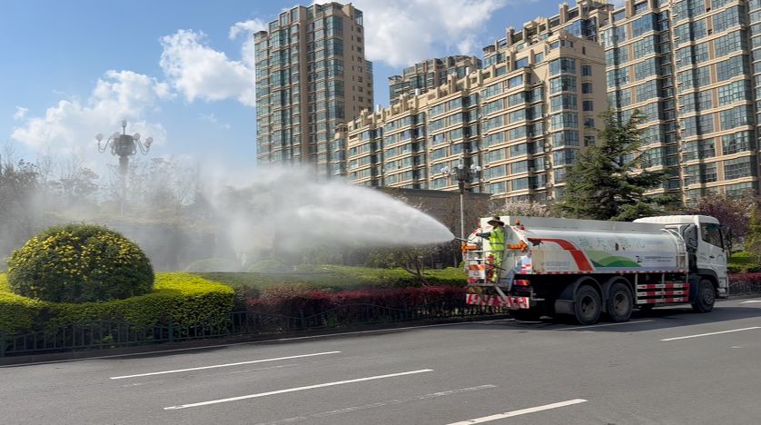 城关区：深度洗扫净尘埃 精细保洁护蓝天(图1)